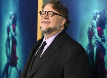 Guillermo del Toro entrega becas en Guadalajara