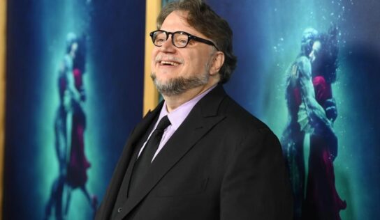 Guillermo del Toro entrega becas en Guadalajara