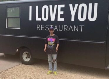 Jaden Smith inaugura food truck gratuito para gente sin hogar