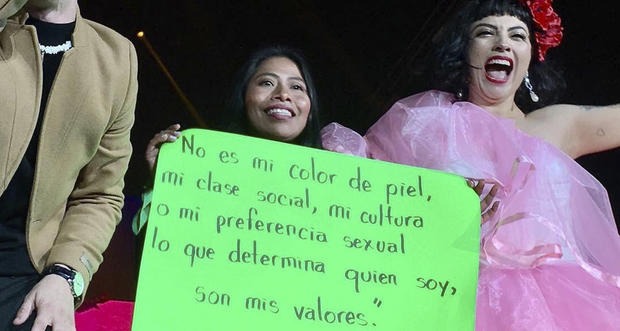 Yalitza Aparicio manda poderoso mensaje en concierto de Mon Laferte