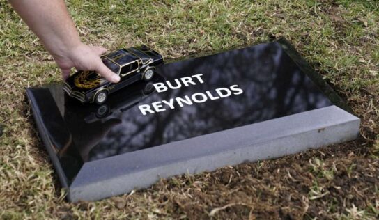 Restos de Burt Reynolds llegan a cementerio de Hollywood
