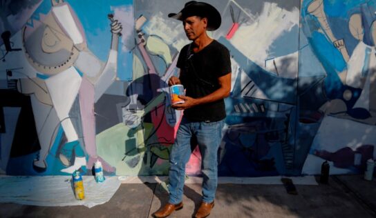 Fans pintan un mural y dejan flores por salud de Vicente Fernández