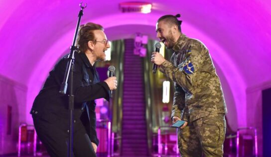 Bono da ‘concierto por la paz’ en estación del Metro de Kiev y visita ciudades bombardeadas