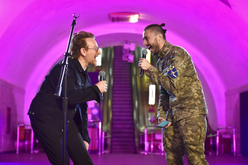 Bono da ‘concierto por la paz’ en estación del Metro de Kiev y visita ciudades bombardeadas