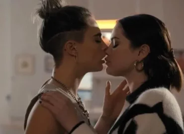 Selena Gómez y Cara Delevigne incendian las redes con beso lésbico