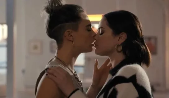 Selena Gómez y Cara Delevigne incendian las redes con beso lésbico