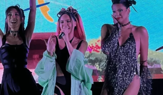 Belinda se besa en el escenario con Lola Rodríguez y la drag queen Valentina