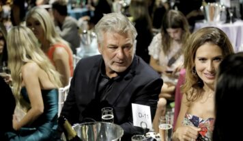 Baldwin acuerda con la familia de la directora muerta continuar el rodaje de “Rust”