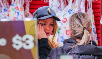 Shakira llora dentro de una tienda; le toman secuencia de fotos