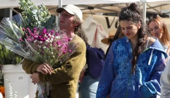 Rosalía y Jeremy Allen White compran flores juntos en un mercado de Los Ángeles