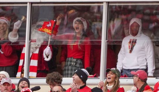 Taylor Swift llevó una feliz Navidad a Travis Kelce: así apareció en el juego de Kansas