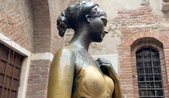 Pecho de la estatua de Julieta en Verona, con orificio por ‘caricias’ de turistas