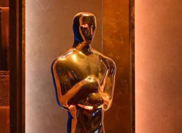 Premios Oscar: ¿Qué es lo que sostiene la estatuilla entre sus manos?