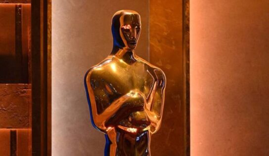 Premios Oscar: ¿Qué es lo que sostiene la estatuilla entre sus manos?