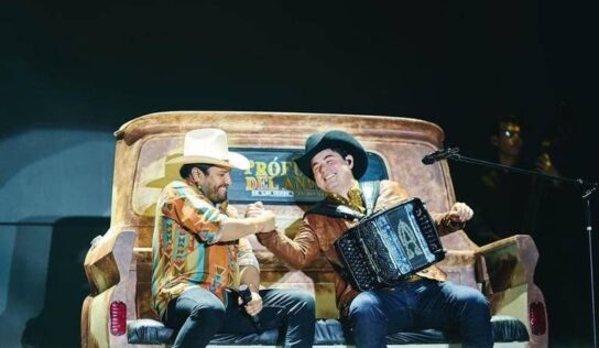 Querían evitar la multa: Julión Álvarez y Alfredo Olivas detienen corrido en concierto