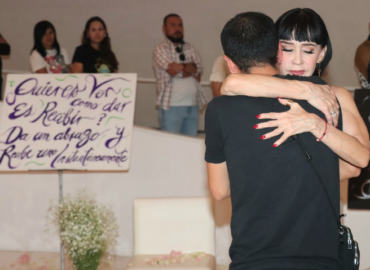 Susana Zabaleta revalora los abrazos en performance de 8 horas en el Soumaya