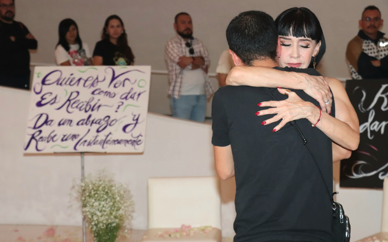 Susana Zabaleta revalora los abrazos en performance de 8 horas en el Soumaya