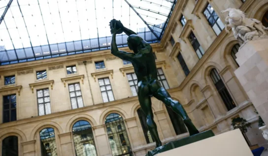 Museo de Louvre bucea en la reinvención del Olimpismo y abre sus salas al yoga y a la danza