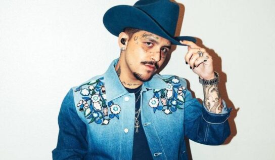 Christian Nodal presume su rostro sin tatuajes: lo comparan con Johnny Depp