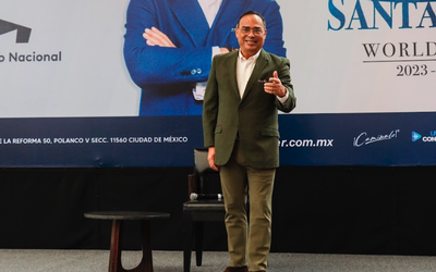 Gilberto Santa Rosa celebra 48 años de carrera con doctorado Honoris Causa bajo el brazo